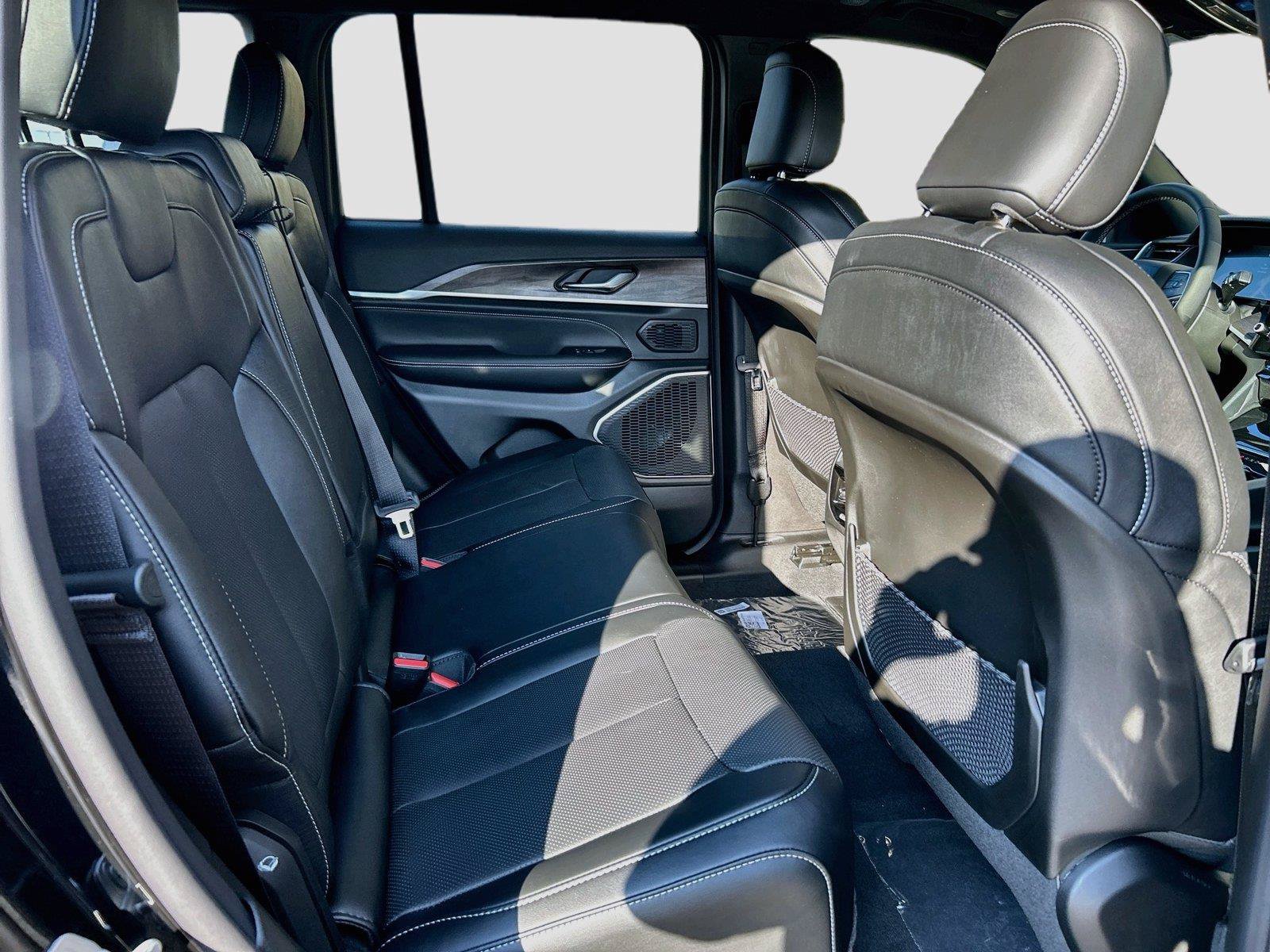 New 2027 Jeep Grand Cherokee Limited AWD/4WD image 23