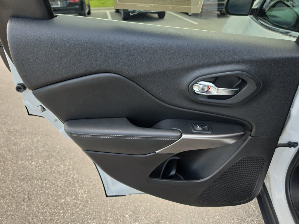 Used 2019 Jeep Cherokee Limited FWD image 16