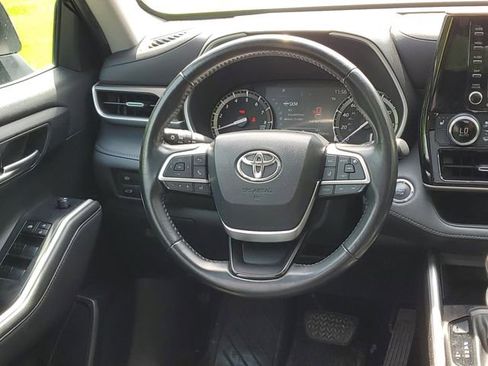 Used 2022 Toyota Highlander XLE AWD/4WD image 25