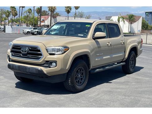 Used 2018 Toyota Tacoma SR5 RWD image 2