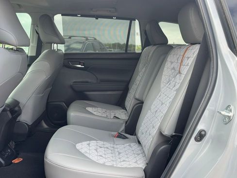 Used 2023 Toyota Highlander Bronze Edition image 10