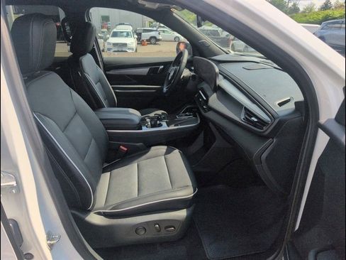 Used 2025 Buick Enclave Preferred w/ Power Package image 27