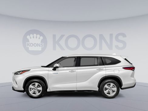 Used 2022 Toyota Highlander LE FWD image 4