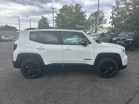 Used 2022 Jeep Renegade Altitude w/ Sun/Sound Group AWD/4WD image 2