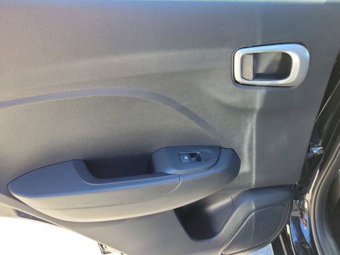 Used 2022 Hyundai Venue SEL image 25