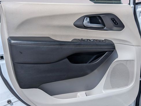 Used 2024 Chrysler Pacifica Touring-L FWD image 11