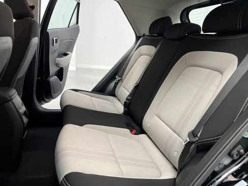 Used 2025 Hyundai Venue SEL image 13