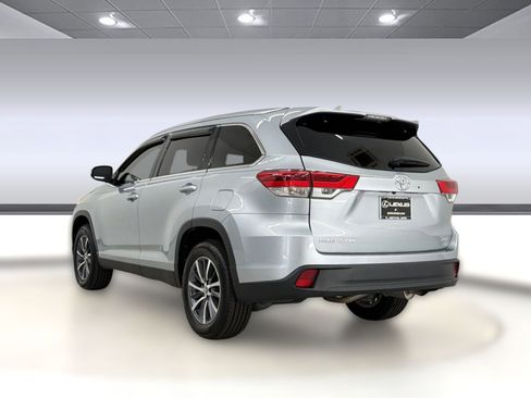 Used 2019 Toyota Highlander XLE FWD image 3