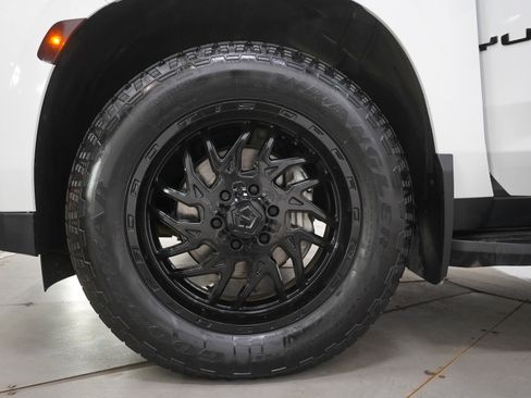 Used 2022 GMC Yukon SLE w/ Gmc Pro Safety Plus Package AWD/4WD image 31