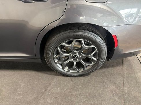 Used 2018 Chrysler 300 S AWD/4WD image 34
