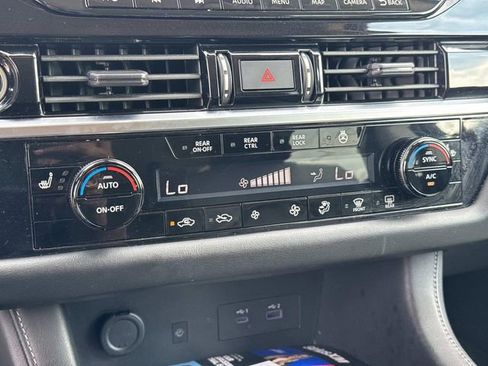 Used 2023 Nissan Pathfinder SL w/ Lighting Package (N92) FWD image 43