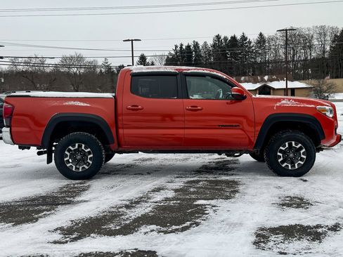 Used 2018 Toyota Tacoma TRD Off-Road image 2