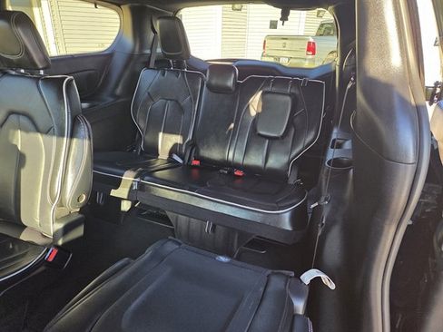 Used 2025 Chrysler Pacifica Limited image 7