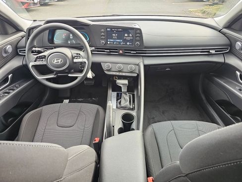 New 2025 Hyundai Elantra SE image 13