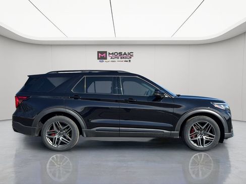 Used 2025 Ford Explorer ST image 9