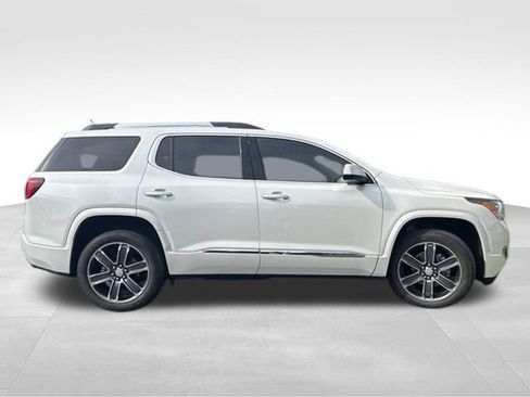 Used 2019 GMC Acadia Denali w/ Technology Package FWD image 4