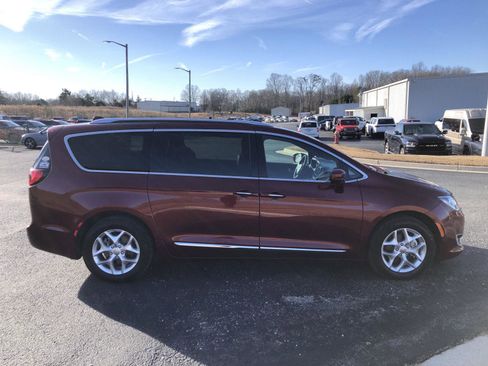 Used 2020 Chrysler Pacifica Touring-L image 6