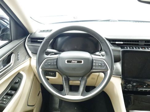 Used 2022 Jeep Grand Cherokee Limited AWD/4WD image 23