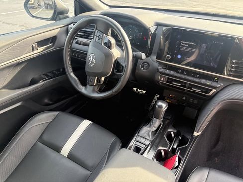 Used 2025 Toyota Camry SE w/ Convenience Package FWD image 10