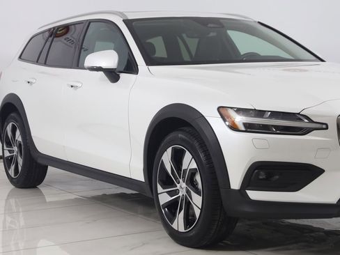 Used 2024 Volvo V60 B5 Cross Country Plus image 40