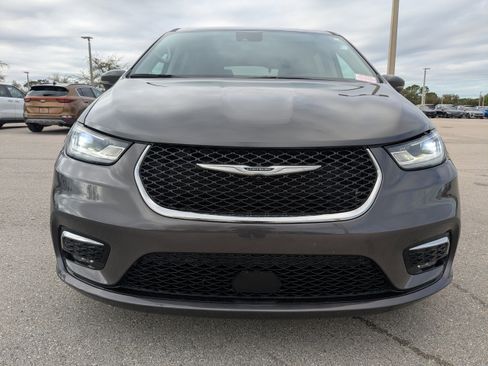 Used 2023 Chrysler Pacifica Touring-L image 3