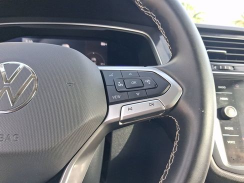 Used 2022 Volkswagen Tiguan SE w/ Panoramic Sunroof Package FWD image 21