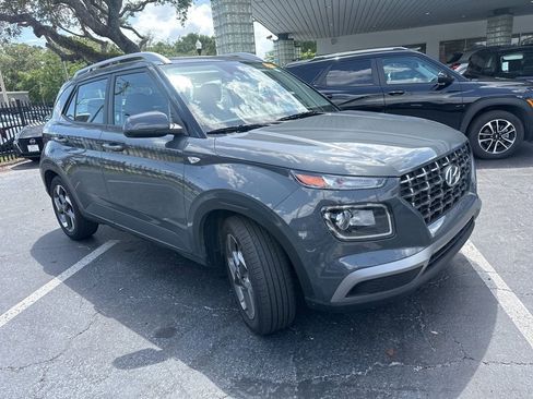 Used 2025 Hyundai Venue SEL FWD image 2