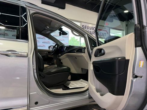 Used 2020 Chrysler Pacifica Touring-L FWD image 33