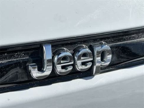 Used 2023 Jeep Grand Cherokee Limited image 18