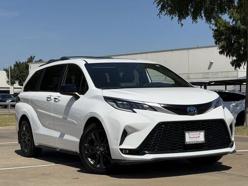 Certified 2024 Toyota Sienna XSE FWD image 3