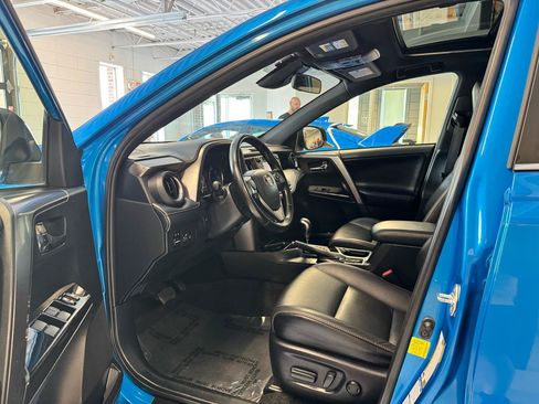 Used 2018 Toyota RAV4 SE AWD/4WD image 9