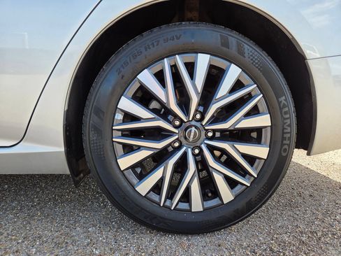 Used 2024 Nissan Altima 2.5 SV FWD image 10