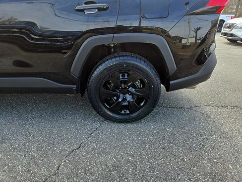 Used 2020 Toyota RAV4 LE image 8