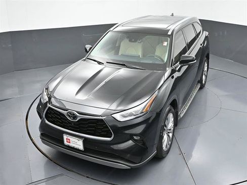 Certified 2024 Toyota Highlander Platinum FWD image 40