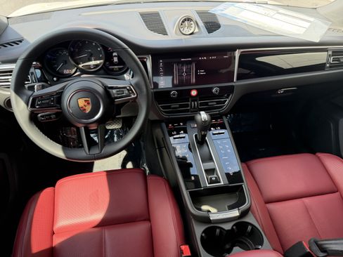 Certified 2026 Porsche Macan AWD/4WD image 17