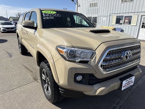 Used 2017 Toyota Tacoma TRD Sport image 12