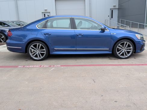 Used 2017 Volkswagen Passat 1.8T R-Line w/ R-Line Lighting Package image 11