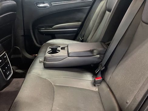 Used 2017 Chrysler 300 C image 39