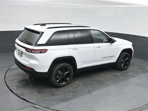 New 2025 Jeep Grand Cherokee Altitude image 29