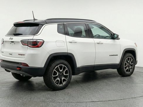 Used 2025 Jeep Compass Trailhawk AWD/4WD image 9
