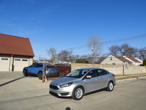 Used 2015 Ford Focus SE w/ SE Cold Weather Package image 5