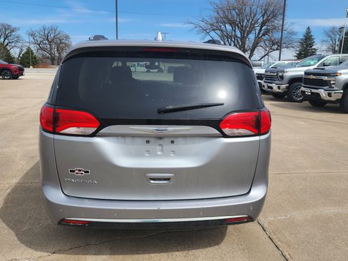 Used 2019 Chrysler Pacifica Touring-L FWD image 5