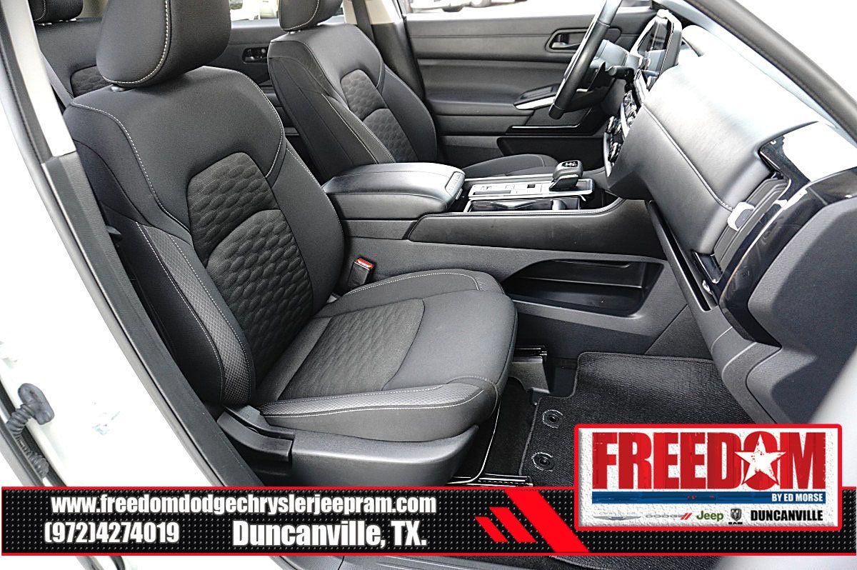 Used 2024 Nissan Pathfinder SV FWD image 16