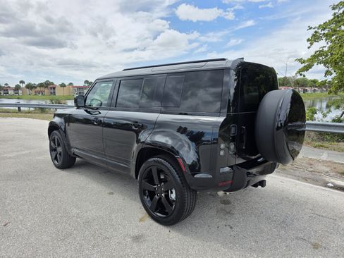 New 2026 Land Rover Defender 110 X-Dynamic SE image 2
