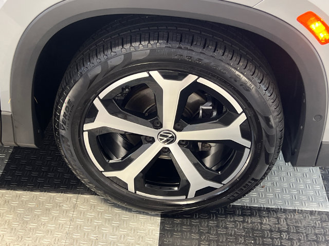 Certified 2025 Volkswagen Tiguan SE FWD image 11