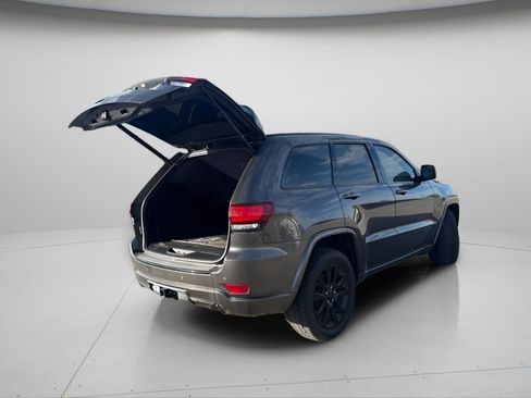 Used 2017 Jeep Grand Cherokee Altitude AWD/4WD image 5