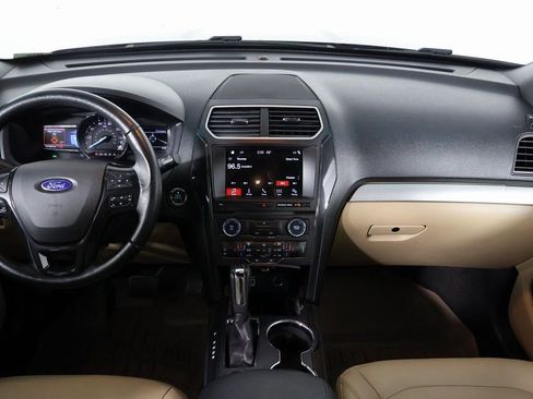 Used 2017 Ford Explorer XLT w/ Equipment Group 202A image 7