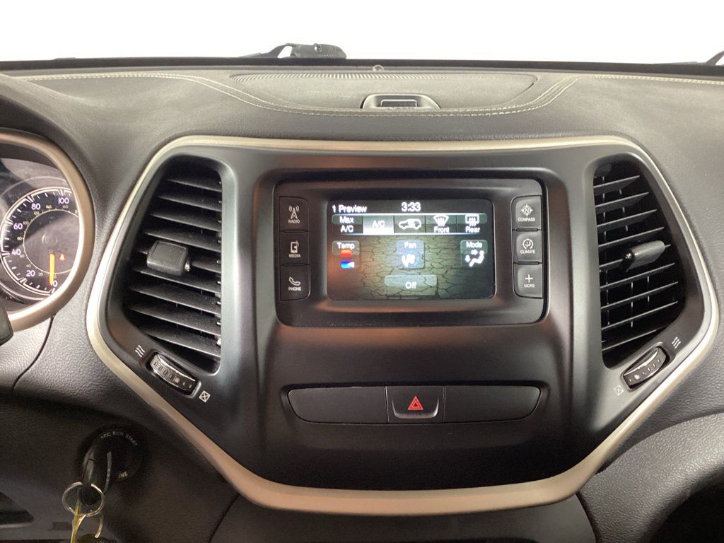 Used 2017 Jeep Cherokee Latitude AWD/4WD image 28