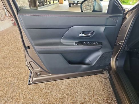 Used 2025 Nissan Kicks SR image 9