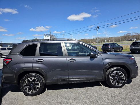 Used 2025 Subaru Forester Premium image 4